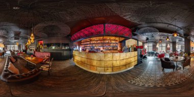 Minsk, Belarus-Ağustos, 2018: tam Dikişsiz küresel HDRI Panorama 360 derece açı görünümü modern gece kulübü pub restoranda koyu çatı tasarım tarzı Equirectangular projeksiyon. VR ar içeriği
