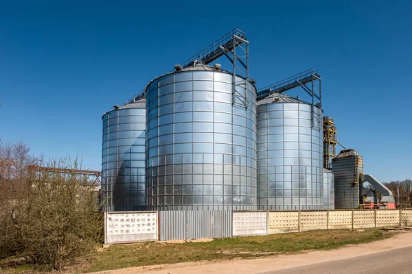 Impianto di agrotrasformazione per la trasformazione e silos per l'essiccazione pulizia e magazzinaggio di prodotti agricoli, farine, cereali e cereali — Foto Stock