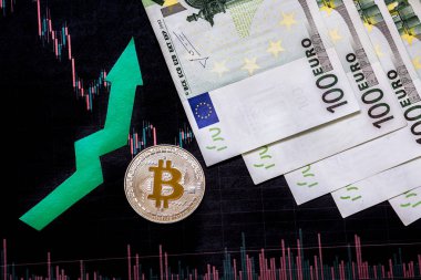 sanal para bitcoin takdir. Yeşil ok ve gümüş Bitcoin yüz euro banknotlar ve döviz piyasası arka plan kağıt forex grafik endeksi derecelendirme. Kripto para biriminin takdir kavramı.