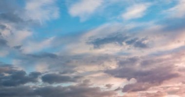 Akşam rüzgarlı havalarda gri kabarık kıvırcık yuvarlanan bulutların zaman atlamalı klibi