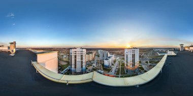 Equirectangular projeksiyon gün batımında konut çeyrek görünümü ile çok katlı binanın çatısından havadan tam sorunsuz küresel panorama 360 açı derece görünümü. 
