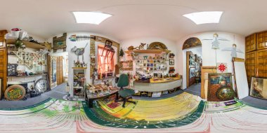 Grodno, Beyaz Rusya - Nisan 2019: Tam küresel dikişsiz panorama 360 derece açı görünümü ressam stüdyo iç iş başında. Equirectangular eşit uzak projeksiyon, Vr Ar içerik 360 panorama
