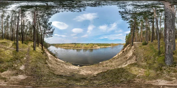 Panorama esférico sin fisuras completo 360 grados ángulo de visión en el precipicio de un amplio río en pinery forest en día soleado de verano en proyección equirectangular, listo para contenido de realidad virtual AR VR — Foto de Stock