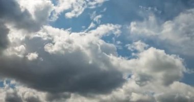 Zaman atlamalı küçük gri kabarık kıvırcık haddeleme bulutlar güneş ışınları ile rüzgarlı havalarda fırtına öncesi