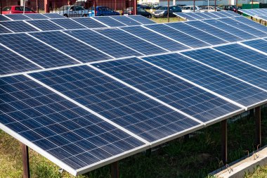 Şehrin konut quarter yakınındaki güneş panelleri. Yenilenebilir güneş enerjisi.