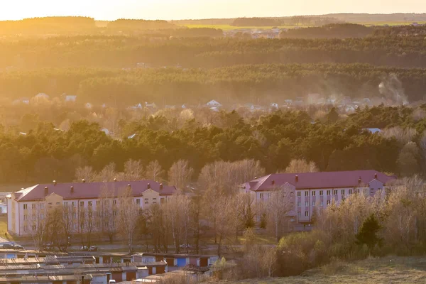 Letecký pohled na město v lese při západu slunce — Stock fotografie