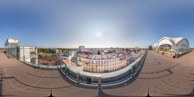 Grodno, Beyaz Rusya - Ağustos, 2018: equirectangular projeksiyon eski şehir bakan binanın çatısında gölgelik altında kafede tam sorunsuz küresel hdri panorama 360 derece açı görünümü. vr ar içeriği
