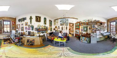 Grodno, Beyaz Rusya - Nisan 2019: Tam küresel dikişsiz panorama 360 derece açı görünümü kedi ile ressam stüdyo iç. Equirectangular eşit uzak projeksiyon, Vr Ar içerik 360 panorama