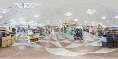 Minsk, Beyaz Rusya - Mayıs 2018: küresel seamless panorama iç raflar kumaşlar elit Tekstil mağazası equirectangular projeksiyon, Vr içerik ile 360 derece Shop tam
