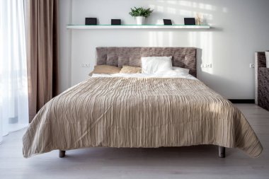 Modern yatak odasının içinde ahşap bir yatak odası, pahalı daireler.