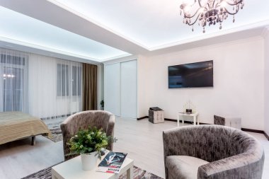Minsk, Beyaz Rusya - Ocak 2019: tv kanepe ve koltuklu lüks salon iç loft daire