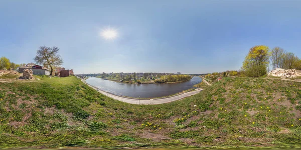 Teljes varrat nélküli gömb panoráma 360 fok szög megtekintéséhez a bank széles folyó előtt a híd közelében ókori destroed vár equitéglalap vetítés, kész VR AR virtuális valóság tartalma — Stock Fotó