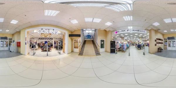 MINSK, BELARUS - MAI 2018 : Panorama sphérique complet sans couture 360 degrés à l'intérieur du magasin avec étagères tissus dans élite textile grand magasin en projection équirectangulaire, contenu VR — Photo
