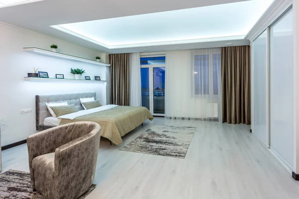 Minsk, Beyaz Rusya - Ocak 2019: tv kanepe ve koltuklu lüks salon iç loft daire
