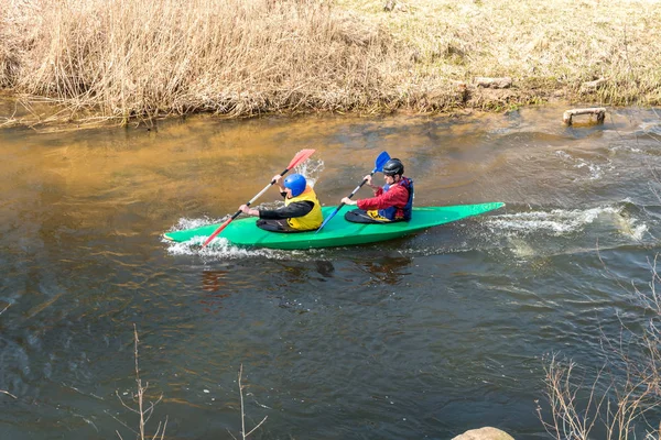 Grodno, Belarus-Nisan, 2019: Kano serbest rekabet hızlı soğuk su nehir şiddetle kürek, zafer ruhu — Stok fotoğraf