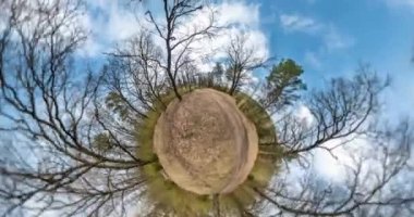 Hayır Vr. Uzay eğriliği ile Küçük gezegen Dönüşüm. Çamlık ormançakıl yolda peyzaj tam flyby panorama torsiyon ve iplik. düşen drone