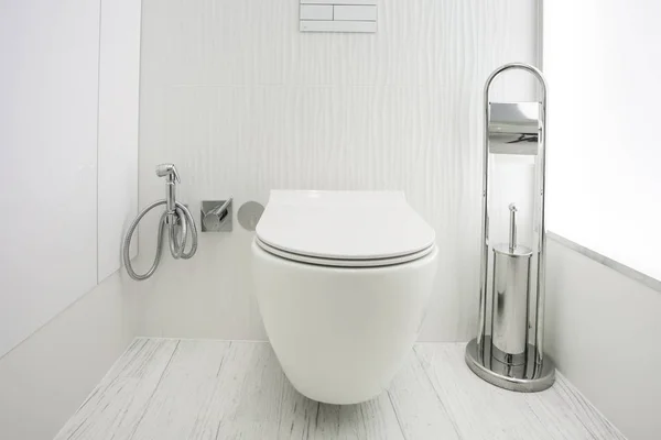 Toilette e dettaglio di un angolo doccia bidet con doccia a parete — Foto Stock
