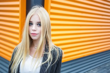 çizgili ja sevimli gülümseyen küçük model kız closeup portre