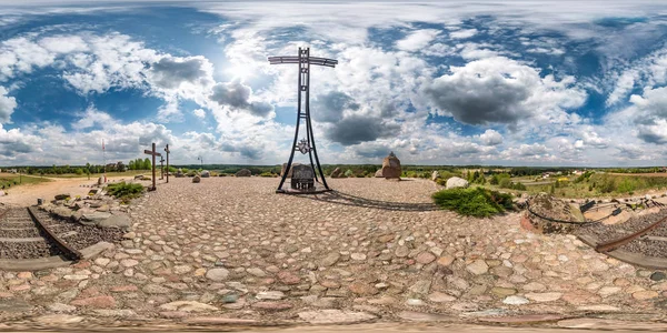 Kuznica, Polen-maj 2019: full sömlös Panorama 360 graders vinkel syn på stora Memorial Cross på berget av hågkomst med vackra moln i equirektangulär sfärisk projektion. VR-innehåll — Stockfoto