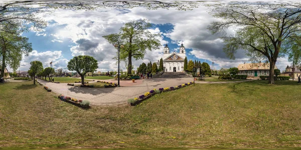 Sokulka, Πολωνία-Μάιος 2019: πλήρης απρόσκοπτη πανόραμα 360 μοίρες γωνία θέα στην παλιά πόλη με όμορφο διακοσμητικό μεσαιωνικό στυλ αρχιτεκτονικής εκκλησία σε ισοορθογώνια σφαιρική προβολή. περιεχόμενο εικονικής πραγματικότητας — Φωτογραφία Αρχείου