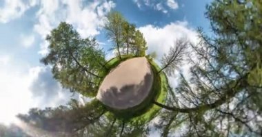 Hayır Vr. Uzay eğriliği ile Küçük gezegen Dönüşüm. Çamlık ormançakıl yolda peyzaj tam flyby panorama soyut burulma ve iplik. düşen drone