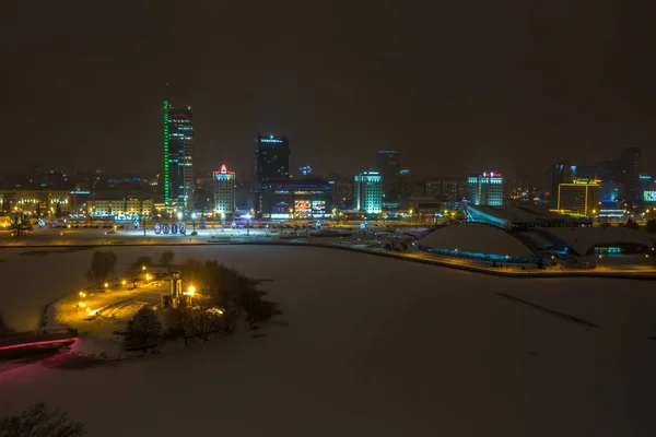 MINSK, BELARO - DICEMBRE 2018: luci della città di notte. Grattacielo leggero nel paesaggio invernale — Foto Stock