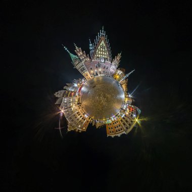 Wroclaw, Polonya - Ekim 2018: Gece Küçük Gezegeni. Wroclaw, Polonya 'daki antik ortaçağ şehrinde küresel 360 panorama manzarası
