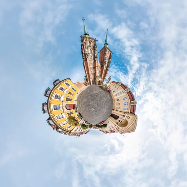 Wrocław, Polska - październik 2018: Mała planeta. Widok panoramiczny z lotu ptaka 360 na ulicę starożytne średniowieczne miasto Wrocław, Polska — Zdjęcie stockowe