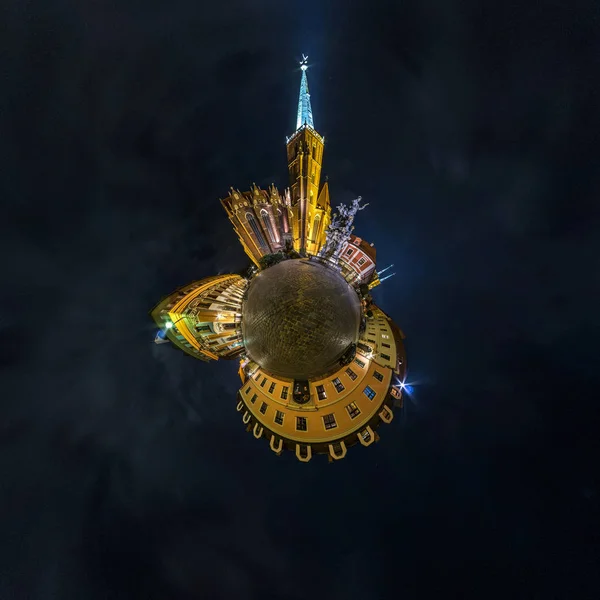 WROCLAW, POLOGNE - OCTOBRE 2018 : Petite planète nocturne. Vue panoramique aérienne sphérique 360 sur rue ancienne ville médiévale Wroclaw, Pologne — Photo