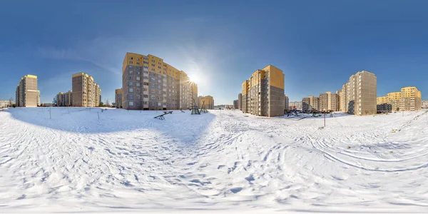 Πλήρης άνευ ραφής σφαιρικό πανόραμα 360 μοίρες προβολή γωνία σε πολυώροφα κτίριο περιοχή αστική ανάπτυξη κατοικημένη περιοχή στην ηλιόλουστη μέρα του χειμώνα. 360 Πανόραμα equirectangular προβολής. περιεχόμενο ar VR — Φωτογραφία Αρχείου