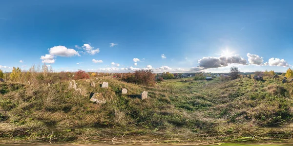 Πλήρης άνευ ραφής πανόραμα 360 μοίρες γωνία προβολής σφαιρικό κύβος equirectangural. 360 ΠΑΝΟΡΑΜΑ στο μικρό Παλιό Εβραϊκό κοιμητήριο, περιεχόμενο Vr Ar — Φωτογραφία Αρχείου