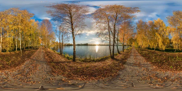 Completo sin costuras panorama esférico 360 grados ángulo vista dorado otoño cerca de la orilla del lago ancho en el día soleado. Panorama 360 en proyección equirectangular, contenido de realidad virtual VR AR listo — Foto de Stock