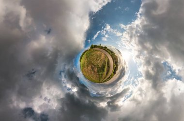 Küçük gezegen küresel panorama 360 derece. Harika bulutlar ile güzel bir günde alanında küresel hava görünümü. Uzayın eğriliği. ışık vs karanlık