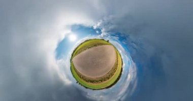 Vr. Küçük gezegen dönüşümü uzay eğriliği yok. Muhteşem bulutlar ile güneşli bir günde asphault yolda tam flyby panorama manzara Soyut burulma ve iplik.