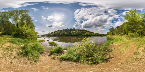 Полная бесшовная сферическая панорама 360 градусов угол зрения на берегу широкой реки Неман с гало и красивые облака в равноугольной проекции, готовый VR AR содержание виртуальной реальности — стоковое фото