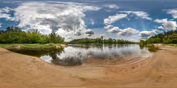 Pełna bezszwowa Panorama sferyczna 360 stopni kąt widzenia na brzegu szerokie Neman rzeki z pięknymi chmurami w rzucie ekwiprostokątnym, gotowa VR AR treści wirtualnej rzeczywistości — Zdjęcie stockowe