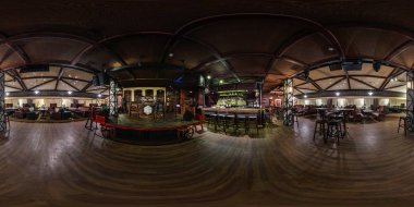 Grodno, Beyaz Rusya - Mayıs, 2018: Equirectangular projeksiyon müzisyenler için sahne ile iç chester vintage restoran gece kulübü barda tam küresel dikişsiz panorama 360 derece. Vr içeriği 