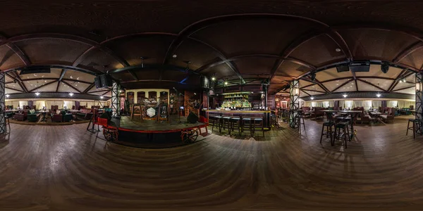 Grodno, Beyaz Rusya - Mayıs, 2018: Equirectangular projeksiyon müzisyenler için sahne ile iç chester vintage restoran gece kulübü barda tam küresel dikişsiz panorama 360 derece. Vr içeriği 
