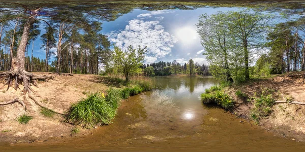 Tam dikişsiz küresel panorama 360 derece açı görünümü equirectangular projeksiyon güneş yansıması ile güzel bulutlar ile çam ormanı göl kıyısında, hazır Vr Ar sanal gerçeklik içeriği — Stok fotoğraf