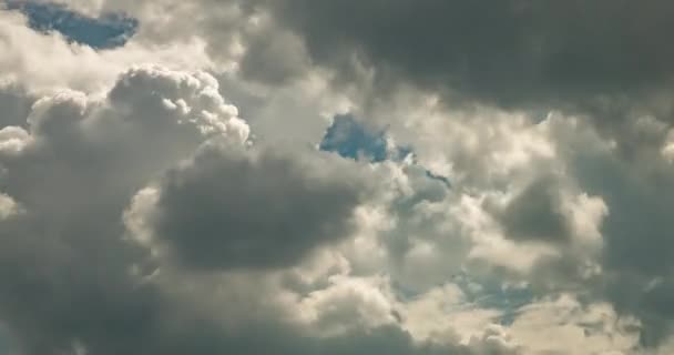 风暴前风天气中几个蓬松卷曲的云层的时移剪辑 — 图库视频影像