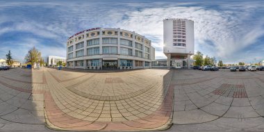 Vitebsk, Beyaz Rusya - Ağustos, 2018: equirectangular projeksiyon eski şehir ve köprü ve nehir bakan binanın yakınında tam sorunsuz küresel hdri panorama 360 derece açı görünümü. vr ar içeriği