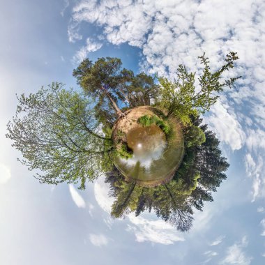 Küçük gezegen küresel panorama 360 derece. Güzel bir günde ormanda küresel hava manzarası. Uzayın eğriliği