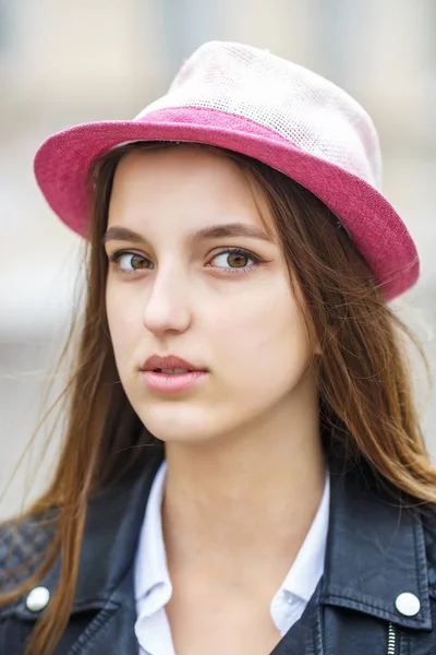 Nahaufnahme Porträt der schönen stilvollen Kind Mädchen mit Hut — Stockfoto