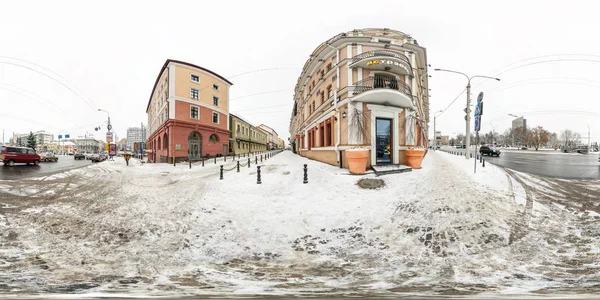 Minsk, Λευκορωσία -Δεκέμβριος, 2018: Πλήρης απρόσκοπτη σφαιρικό χειμώνα hdri πανόραμα 360 μοίρες γωνία κοντά στο σύγχρονο μπαρ στο πεζόδρομο της παλιάς τουριστικής πόλης σε equiορθογώνια προβολή. Βρ ω τ ικ ή — Φωτογραφία Αρχείου