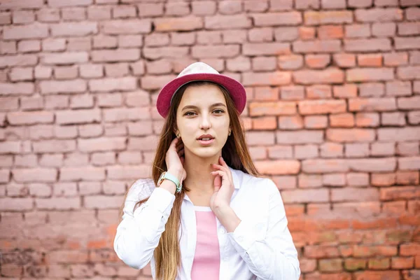 Close up retrato de menina bonita e elegante em chapéu perto de rosa — Fotografia de Stock