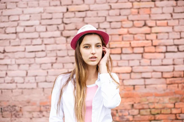 Primer plano retrato de hermosa niña con estilo en sombrero cerca de rosa — Foto de Stock