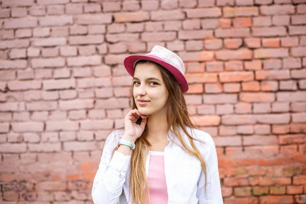 Крупним планом портрет красивої стильної дівчинки в капелюсі біля рожевого — стокове фото