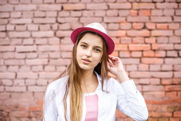 Ritratto ravvicinato di bella ragazza elegante bambino in cappello vicino rosa — Foto Stock