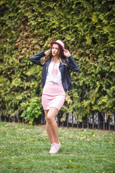 Portrait rapproché de belle jeune fille élégante dans le chapeau près du mur vert comme fond — Photo