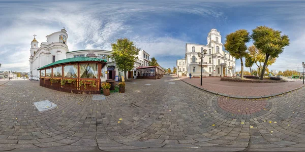 Vitebsk, Vitryssland - oktober 2018: Full sömlösa panorama 360 grader vinkel syn på bilfria gatan platsen för gamla turiststad i ekvirektangulär projektion. redo för Vr Ar Virtual reality innehåll — Stockfoto